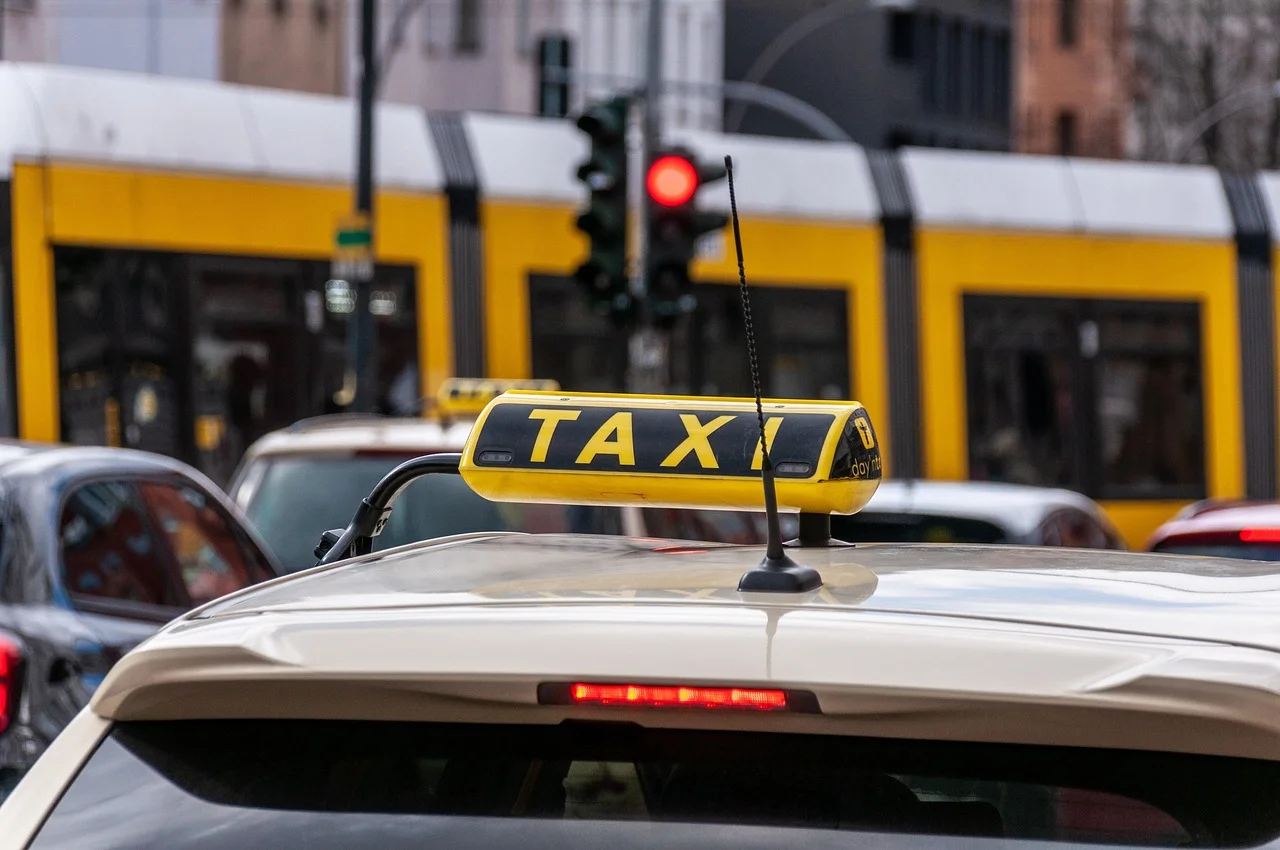 Taxi z OC sprawcy — jak skorzystać z auta taxi po wypadku